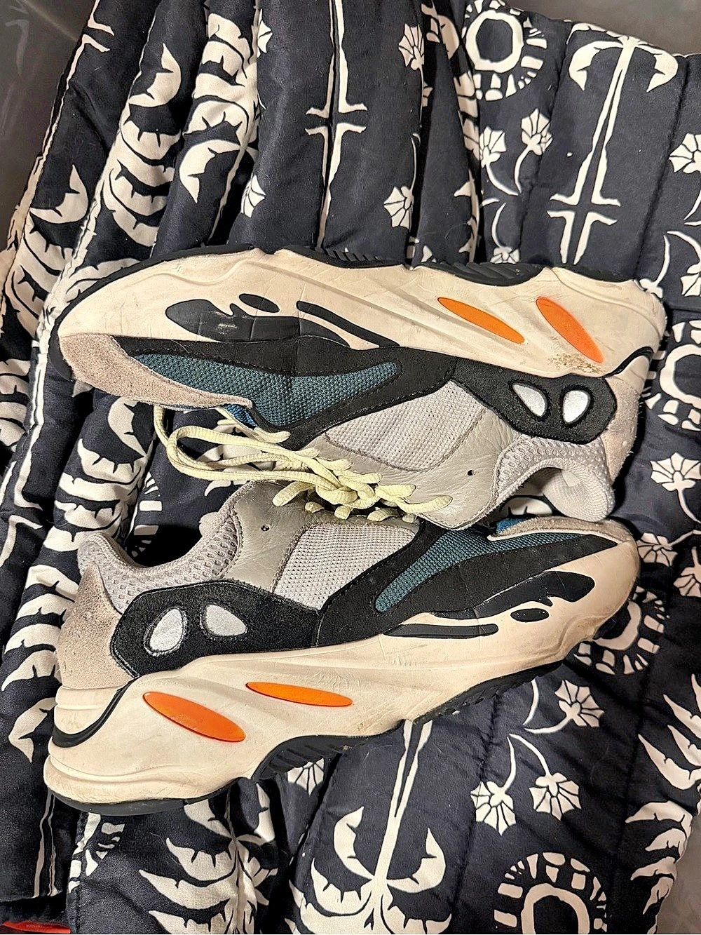 Yeezy 700 Wave Runner Wave Runner Sneakers Gray & Black US 9